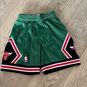NBA Kids Green Shorts  hardwood classics Bulls